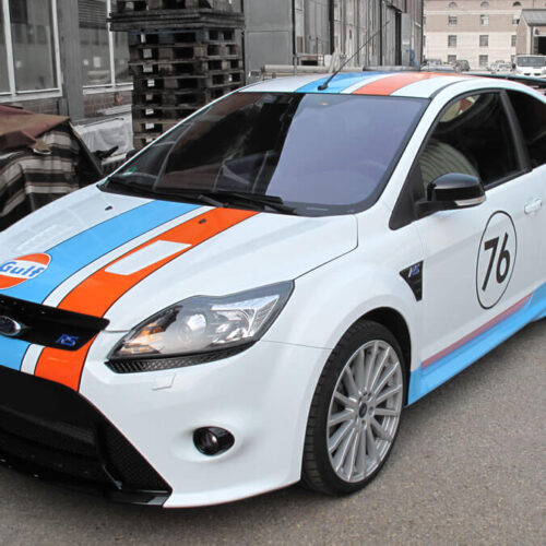 KFZ-Folienplot im "Gulf"-Design an einem Ford Focus RS