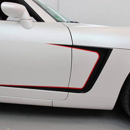 Seitenansicht: Komplettfolierung eines Opel GT mit Perlmutteffekt matt und Racing-Streifen