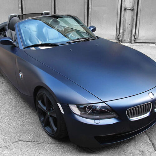 BMW Z4, blau/matt foliert, Felgen schwarz pulverbeschichtet