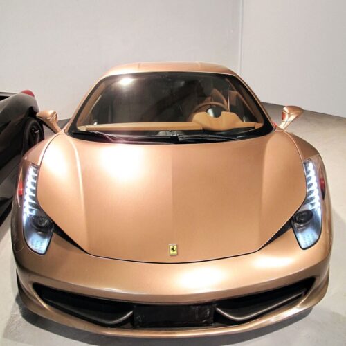 Ferrari 458 Italia, mit goldfarbener Komplettfolierung, Frontansicht