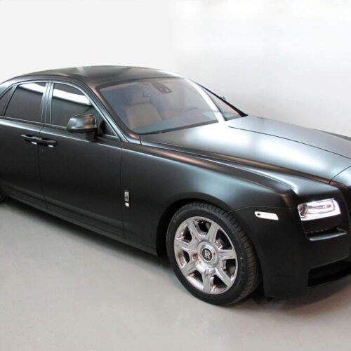 Rolls-Royce Ghost mit matt-schwarzer Komplettfolierung und getönten Fenstern