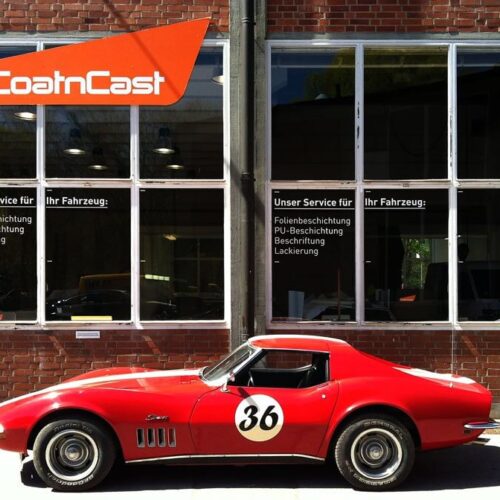 Fertig lackierte und folierte Corvette vor der Coat'n Cast-Werkstatt