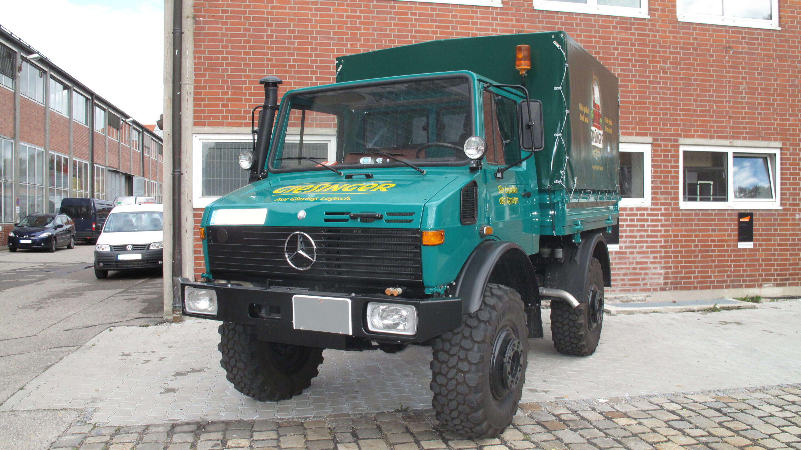 Beschriftung eines Unimog für Giesinger Bräu