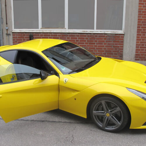 Ferrari F12 Berlinetta, gelb und Carbon-Strukturfolie, Totalansicht