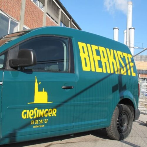 Lieferwagen mit Werbebeschriftung für Giesinger Bräu