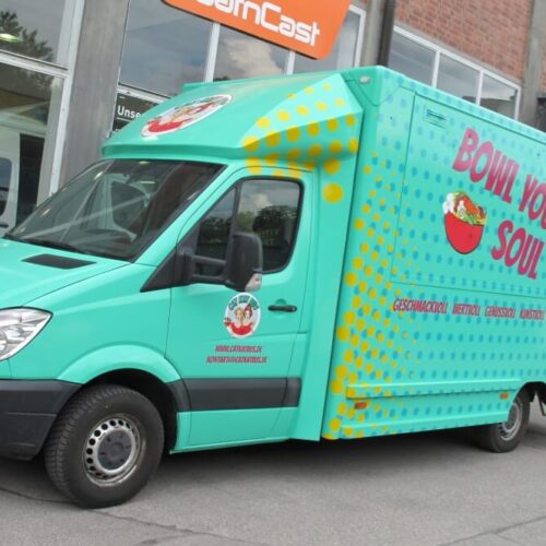 Food Truck mit Lackierung, Folierung und Beschriftung