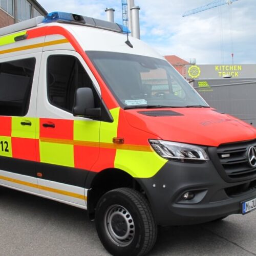 Johanniter Rettungsfahrzeug mit Folierung in Signalfarben
