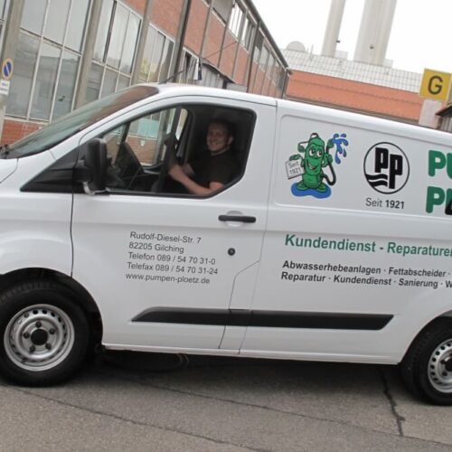Klassische Fahrzeugbeschriftung auf einem Firmenfahrzeug im Außendienst
