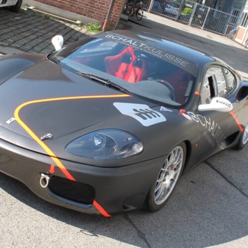 Teilfolierung mit Beschriftung auf einem Ferrari