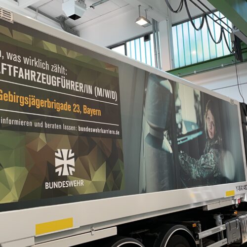 Großflächiger Digitaldruck an LKW-Containern der Bundeswehr