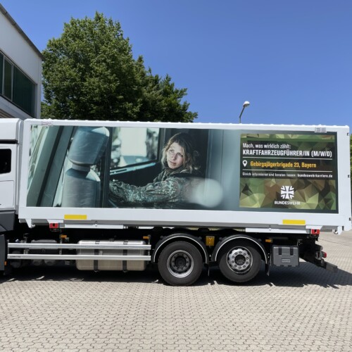 Großflächiger Digitaldruck an LKW-Containern der Bundeswehr