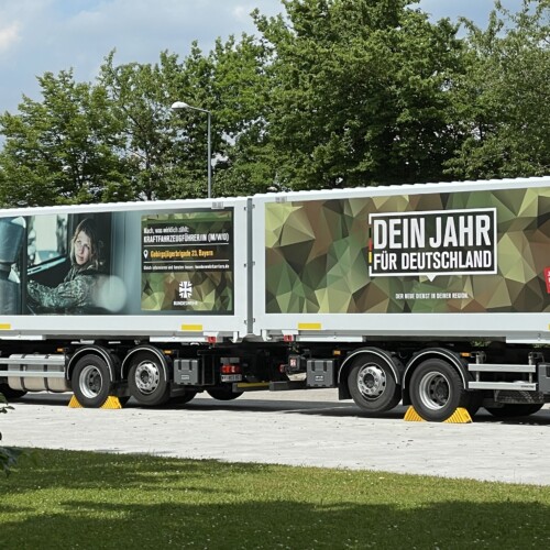Großflächiger Digitaldruck an LKW-Containern der Bundeswehr