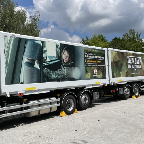 Großflächiger Digitaldruck an LKW-Containern der Bundeswehr