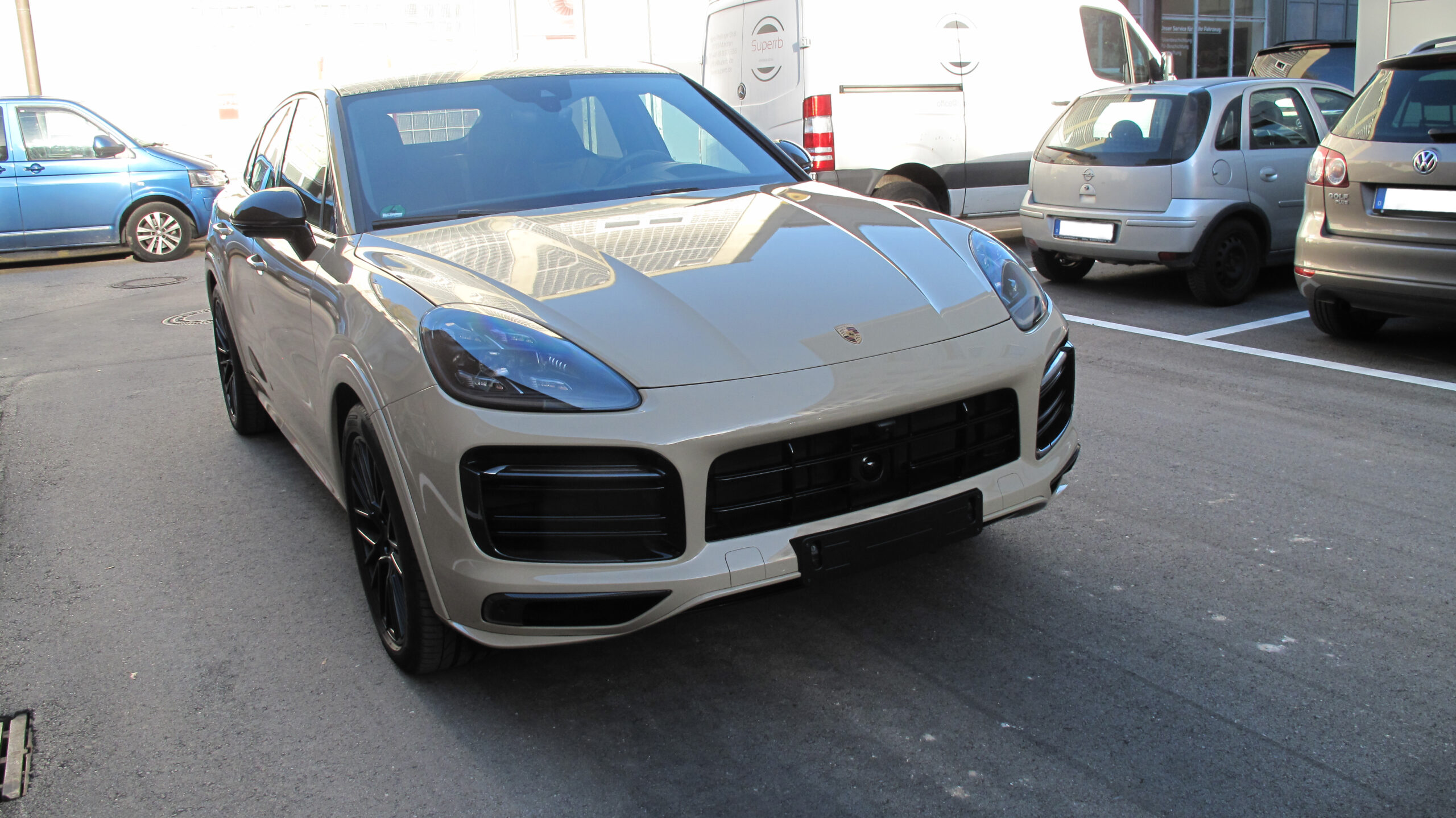 Porsche Cayenne GTS Coupé mit Vollfolierung in Sandstorm