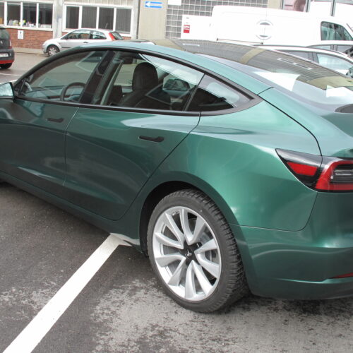 Tesla Model 3 metallic grün Komplettfolierung