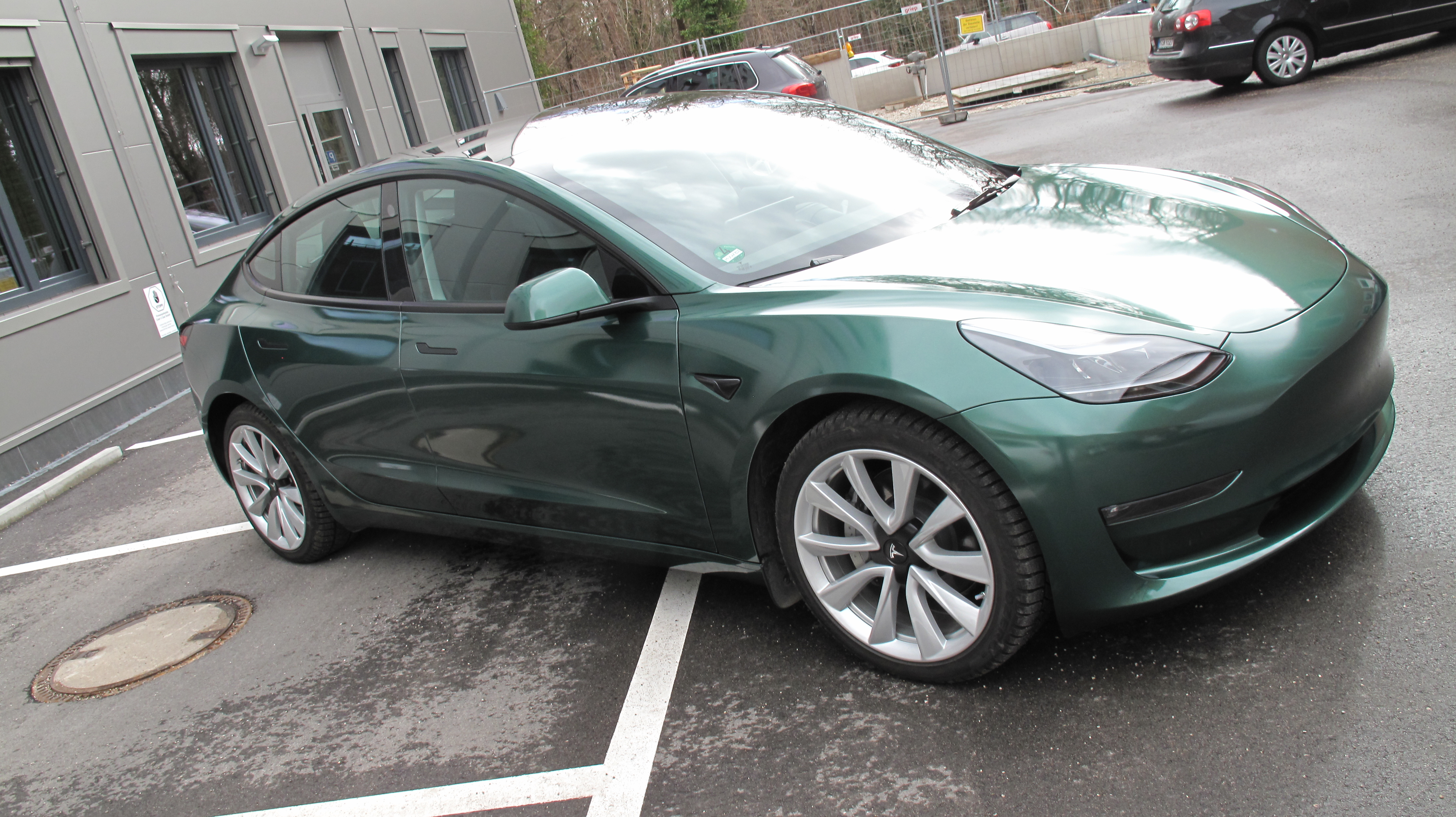 Tesla Model 3 metallic grün Komplettfolierung