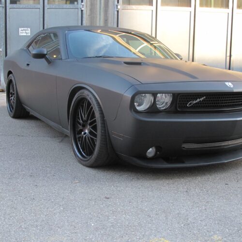 Komplettfolierung, getönte Scheiben und pulverbeschichtete Felgen für Dodge Challenger