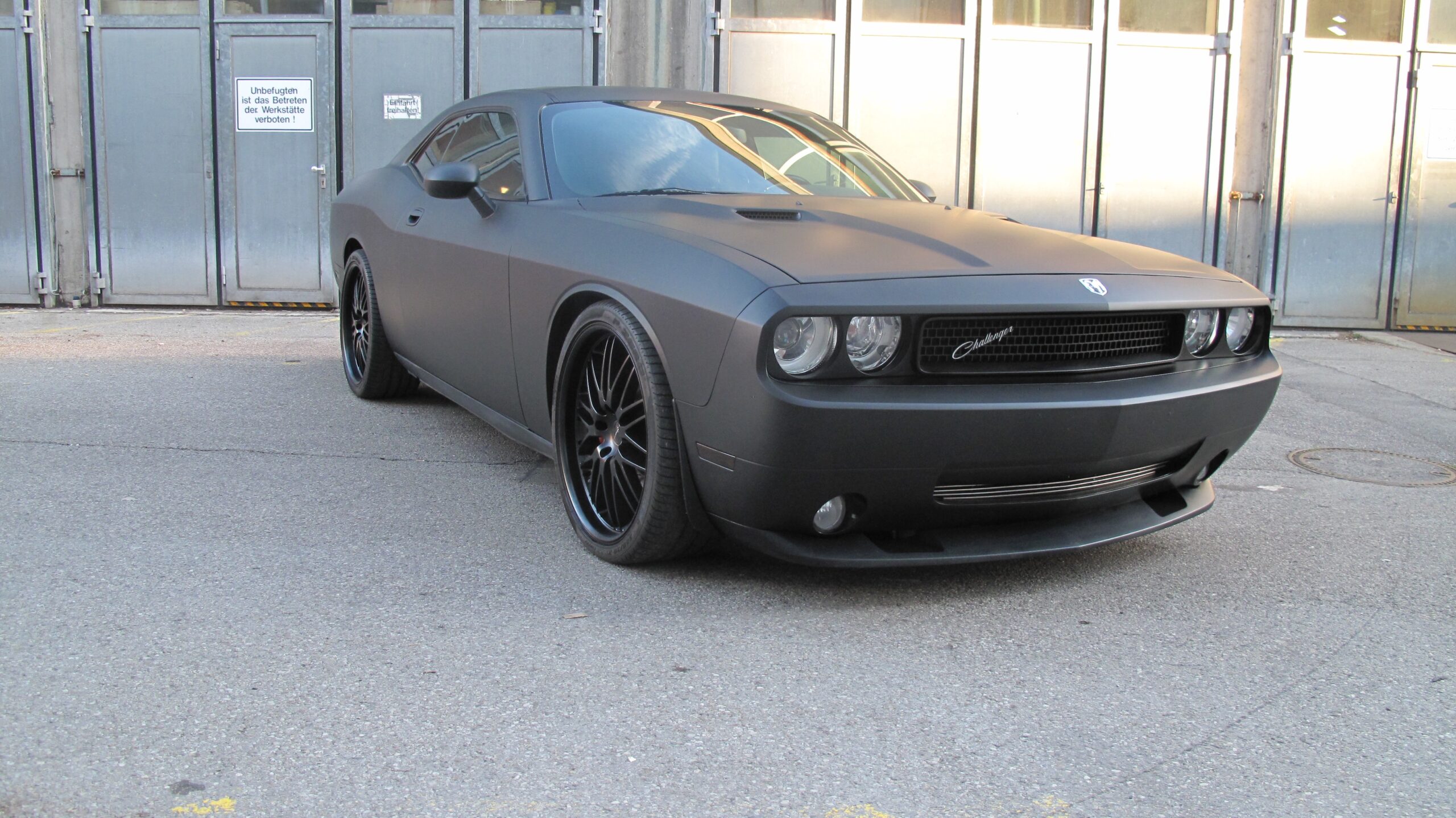 Komplettfolierung, getönte Scheiben und pulverbeschichtete Felgen für Dodge Challenger