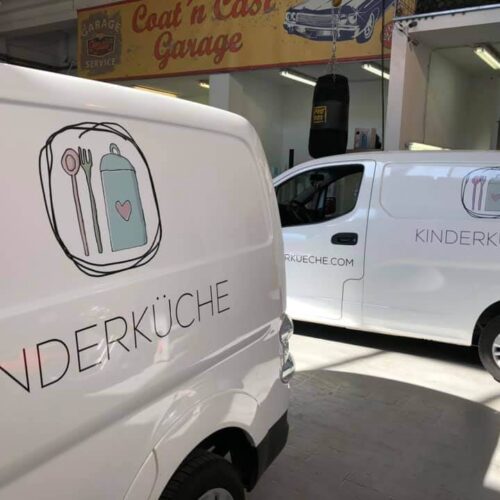 Beschriftung der Transportfahrzeug-Flotte der Kinderküche