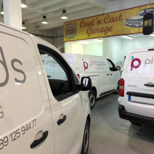 Beschriftung der Transportfahrzeug-Flotte von pinboard Außenwerbung