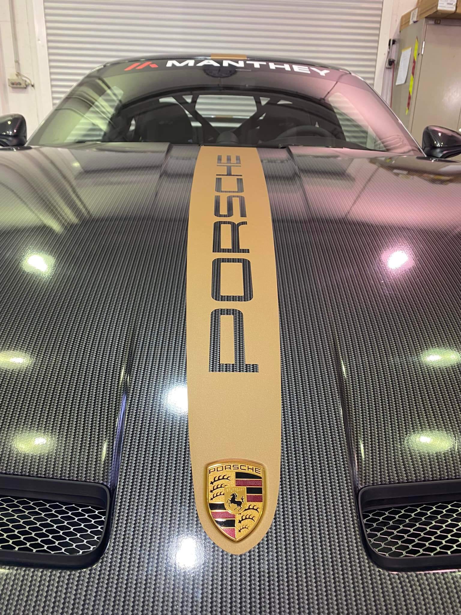 Porsche GT3 mit Carbonfolierung und Bronzedecals