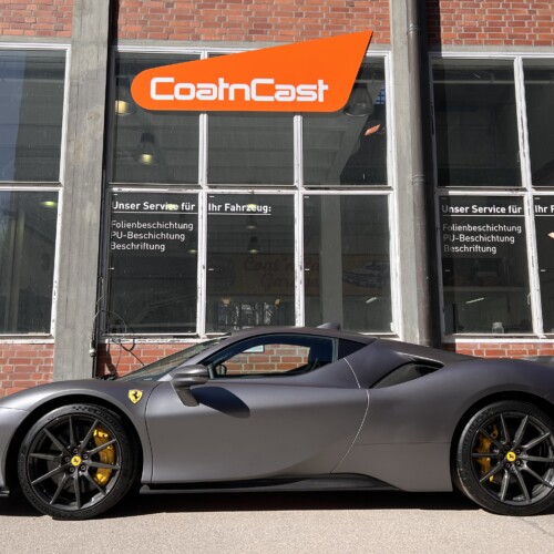 Ferrari SF90 Stradale in Grau Metallic, fertig foliert