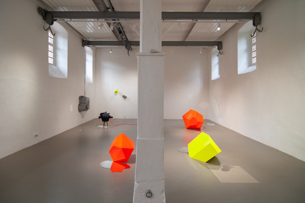 Carolina Kreusch: Installation „Mikrolose Verräumlichungen“. Foto © Tim Krieger