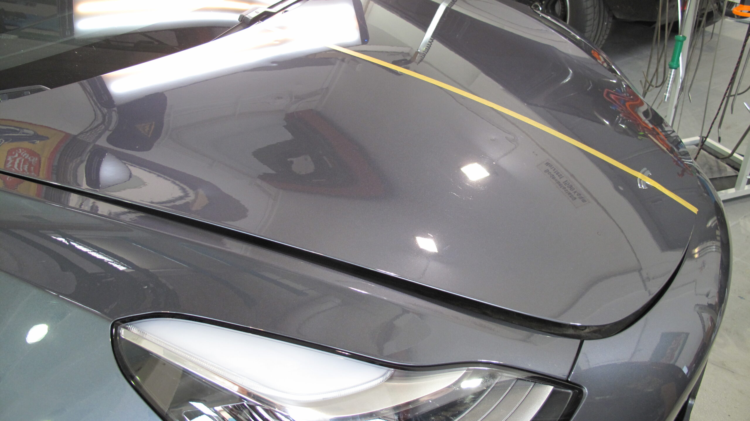 Hagelschaden-Beseitigung an einem Tesla Model S, in unserer Smart Repair Werkstatt in München
