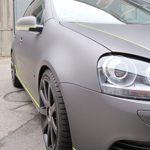 VW Polo foliert in grau metallic matt mit Neonstreifen