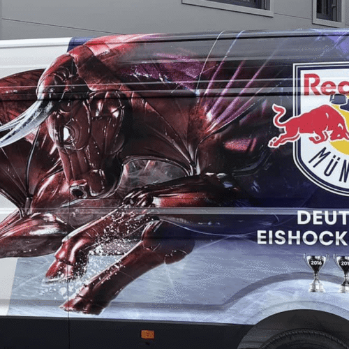 Digitale Bedruckung eines Transportfahrzeugs des EHC Red Bull München