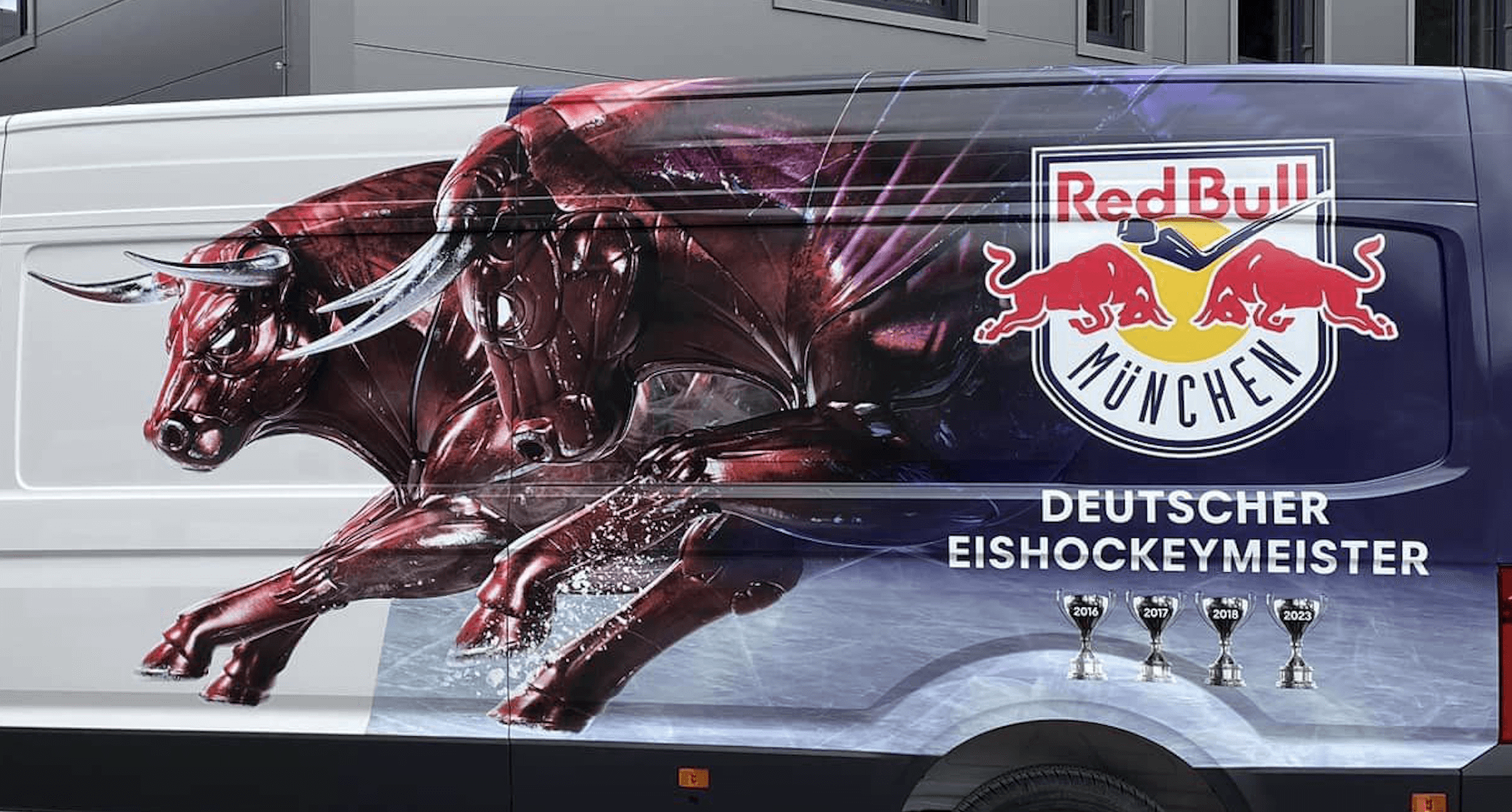 Digitale Bedruckung eines Transportfahrzeugs des EHC Red Bull München