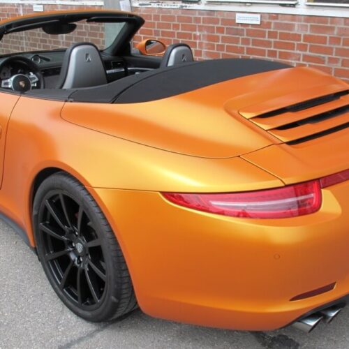 Porsche 991 Cabrio, Vollfolierung in orange seidenmatt und pulverbeschichtete Felgen