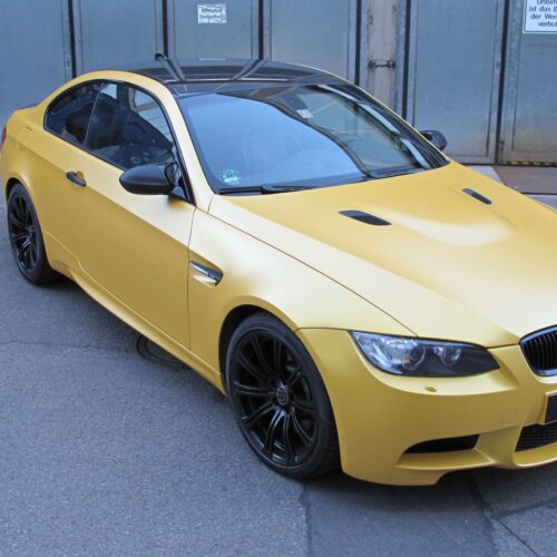 BMW M3 foliert in gelb metallic matt. Details in Carbon-Struktur